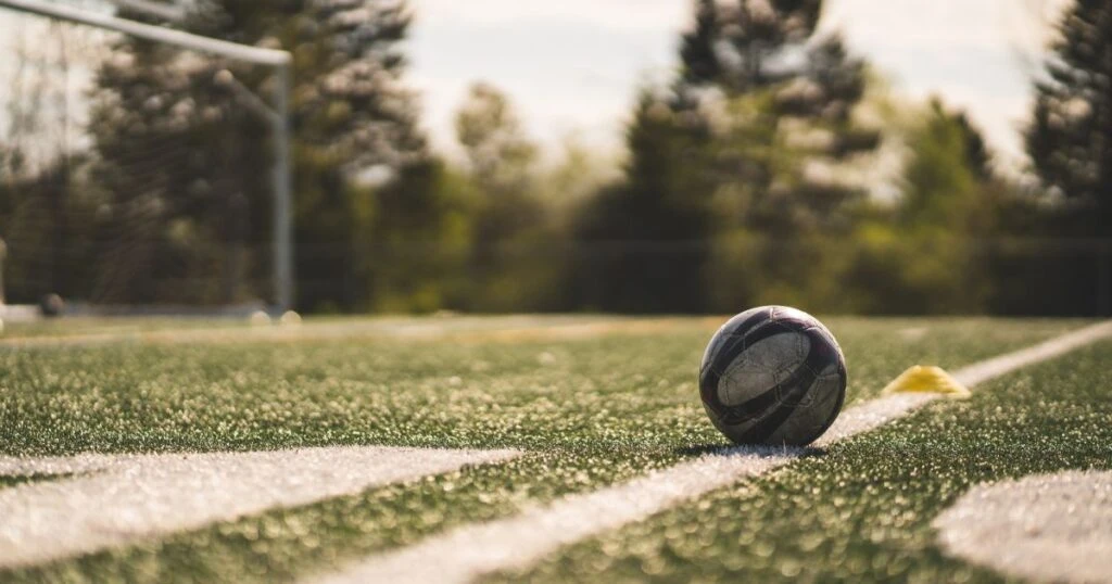 Víctor González Herrera inicia remodelación de canchas de fútbol.