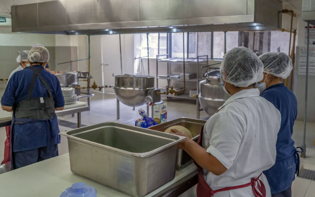 La Cosmopolitana opera bajo certificaciones internacionales que garantizan calidad, higiene e inocuidad en la industria alimentaria.