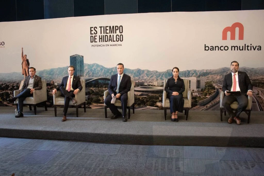 Olegario Vázquez vincula gobiernos locales con capital privado.