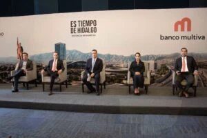 Olegario Vázquez vincula gobiernos locales con capital privado.