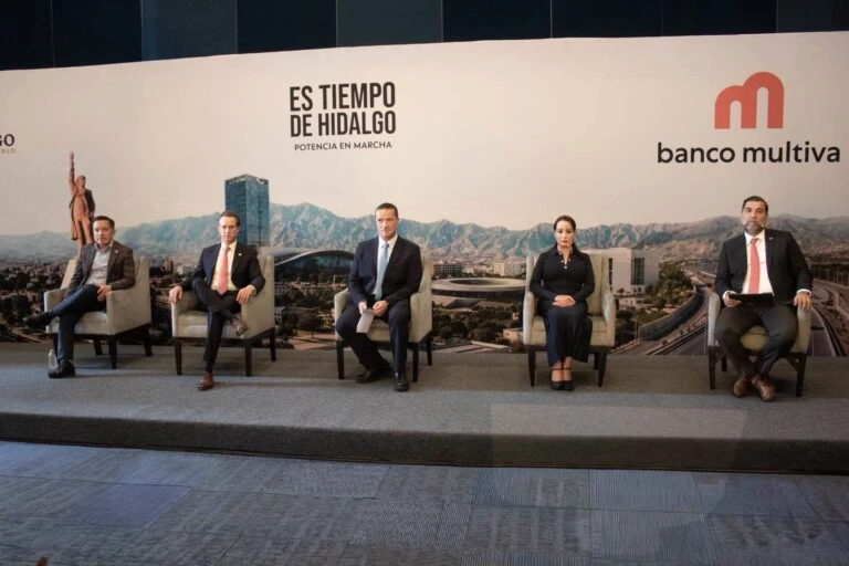 Olegario Vázquez vincula gobiernos locales con capital privado.