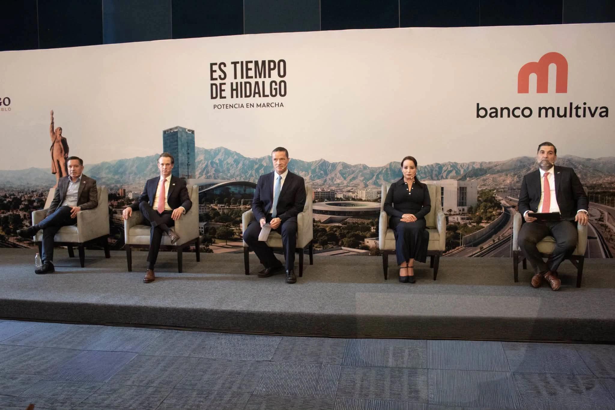 Olegario Vázquez vincula gobiernos locales con capital privado.