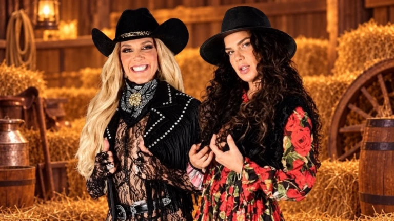 Natalia Alcocer y Niurka con sombreros negros y vestuario vaquero en un montaje con fondo de granja.