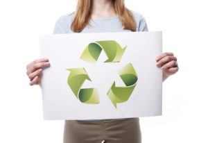 Representación de Proyectos ambientales de AJEMEX que combinan reciclaje de materiales, participación escolar y protección de especies como el ajolote y el jaguar.