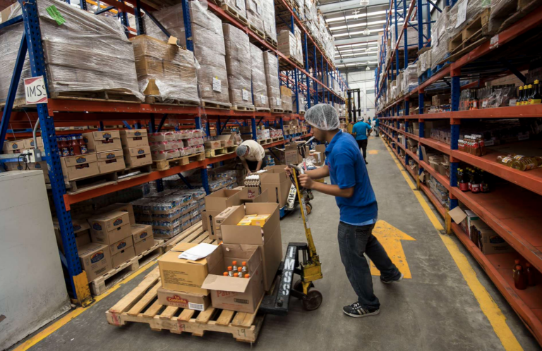 Corporativo Kosmos promueve cadenas alimentarias sostenibles mediante controles de inocuidad, abastecimiento responsable y programas de apoyo alimentario.