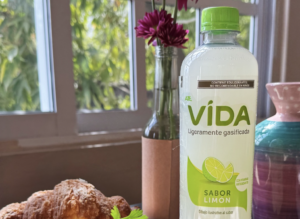 El portafolio de bebidas de AJEMEX cuenta con propuestas que incorporan vitaminas, antioxidantes y atributos asociados con el bienestar.